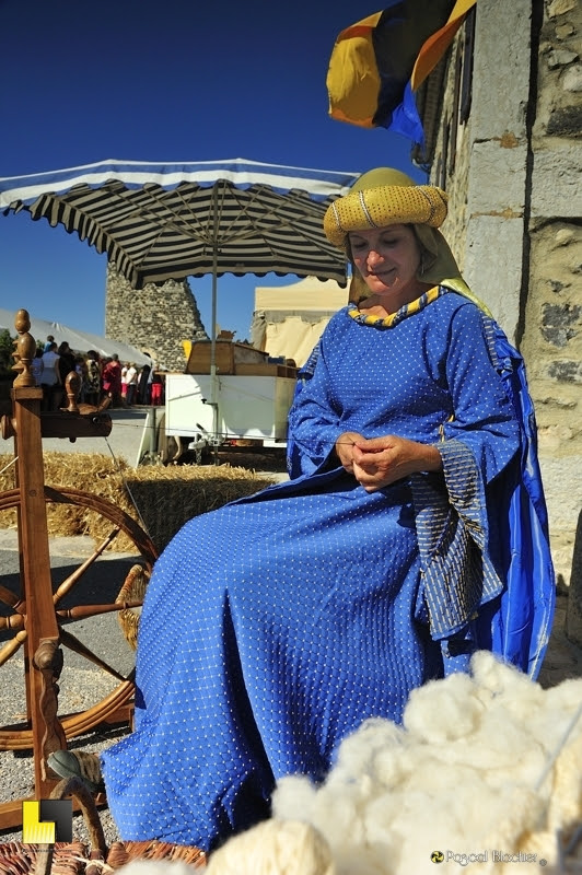 filage de la laine au rouet fete médiévale de saint vincent de barres 2016 photo Pascal Blachier