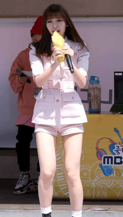 핑크빛 오마이걸 아린