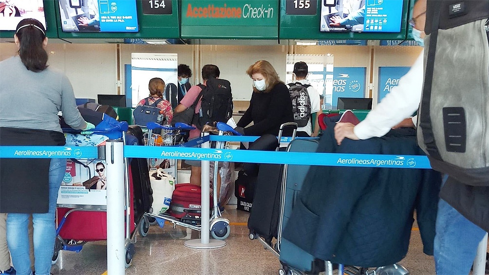 Llegaron al país 243 argentinos varados en Italia en un vuelo especial de Aerolíneas Llegaron al país 243 argentinos varados en Italia en un vuelo especial de Aerolíneas