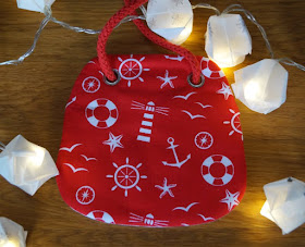 Die Nissedør: Unsere dänische Wichteltür (+ Verlosung). Der Wichtel kann auch Geschenke bringen: Zum Beispiel einen rot-weißen Kinder-Brustbeutel im Dannebrog-Design von Wichtelfee Melanie Berger aus dem fejo Shop.
