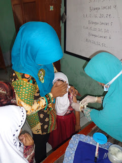 SDN Tegal Wangi Grogol Cilegon bersama PUSKESMAS Grogol Berikan Vaksin