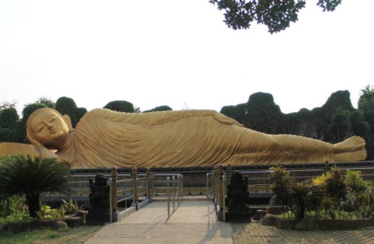  Patung Buddha Tidur
