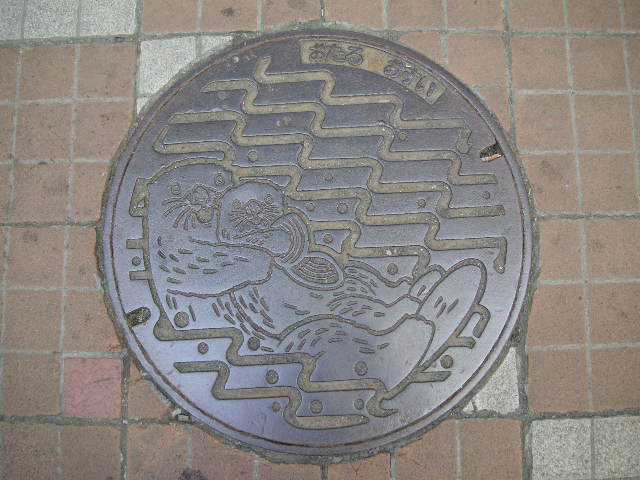 The design of the maintenance hatch （マンホールのふた）: 小樽は何の街？【北海道小樽市汚水デザイン