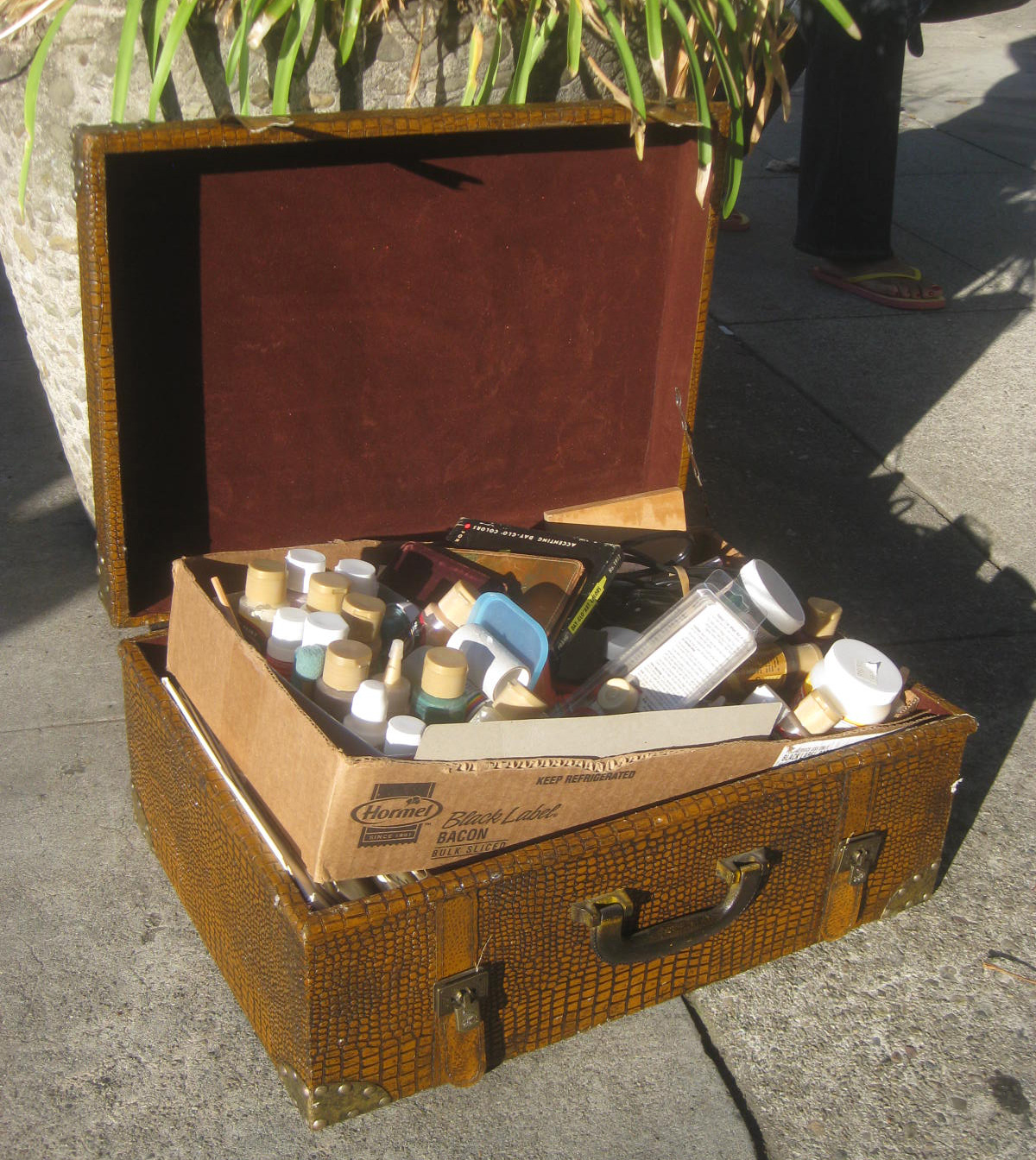 UHURU FURNITURE & COLLECTIBLES SOLD Box With Art Supplies 40