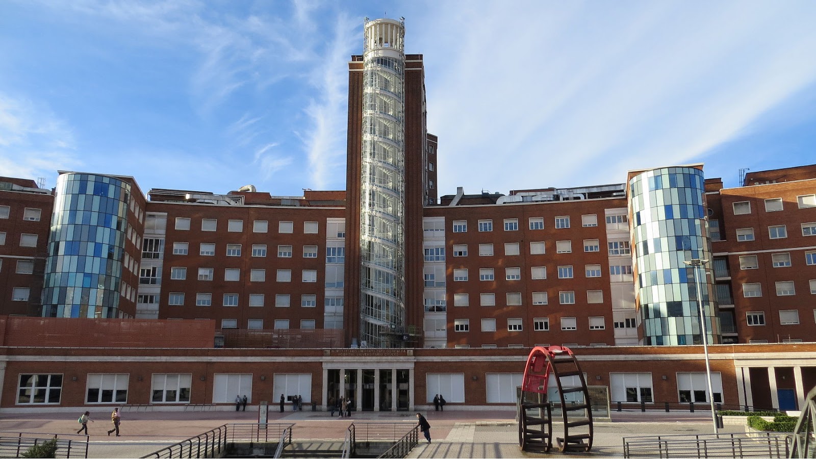 El hospital de Cruces habilita 80 camas por la importante afluencia de pacientes a Urgencias