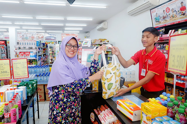 belanja di alfamart dengan membawa tas sendiri