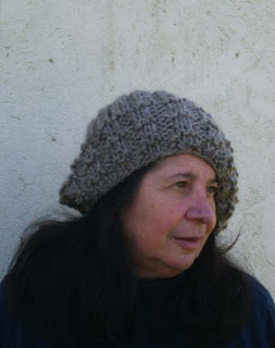 gorro de lã de ovelha mulher vestindo gorro de lã de ovelha
