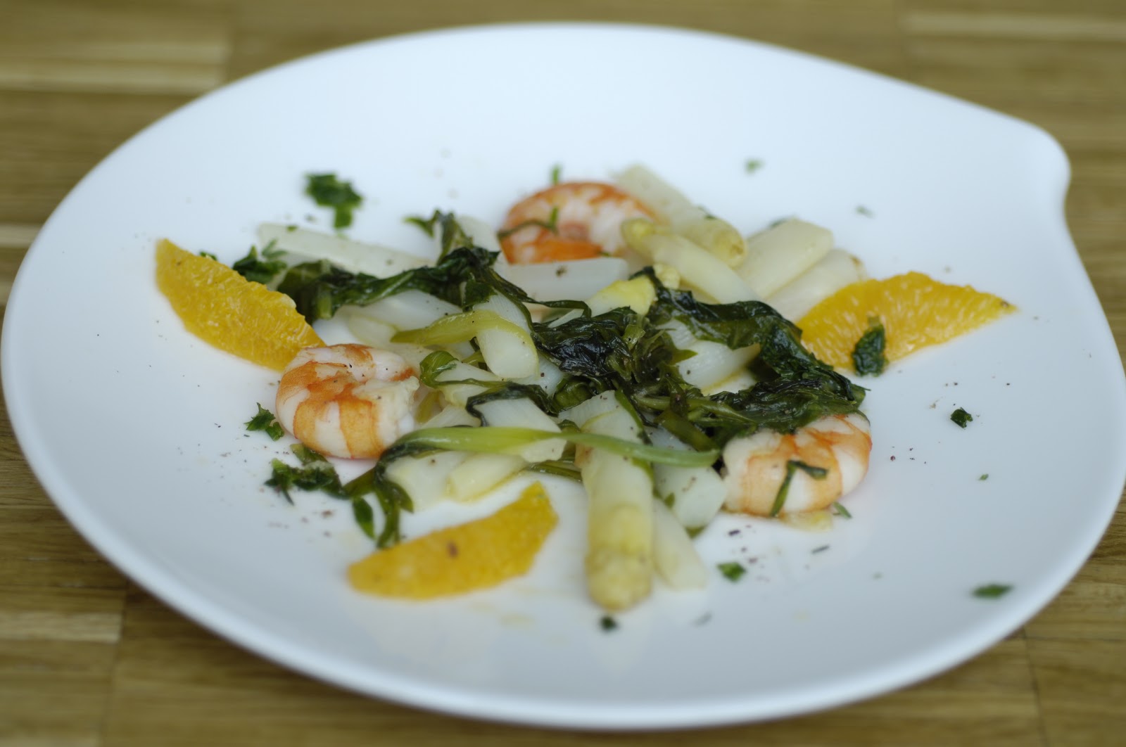jinja kocht: Lauwarmer Spargelsalat mit Spinat und Garnelen