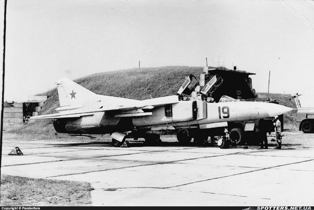 MIG-23UB%2B19%2B161%2BIAP%2BLIMANSKOYE%2BUCRANIA%2B07-1975.jpg