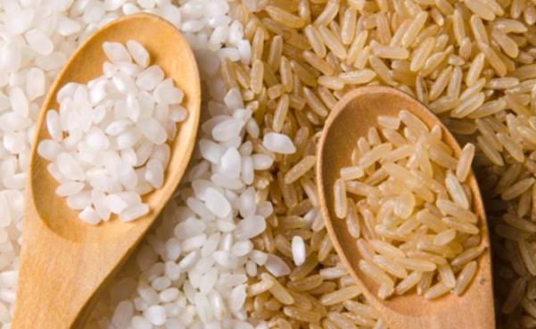 أطباء الأرز الأبيض ليس صحيا مقارنة مع الأرز البني ذي الحبة الكاملة.؟