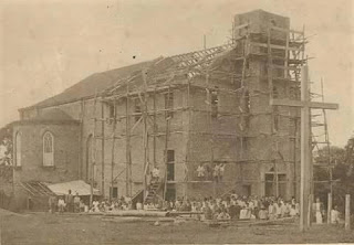 Igreja Matriz em construção, em 1933. Igreja Matriz em construção, em 1933.
