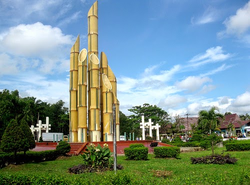 Monumen Bambu Runcing di kota Surabaya