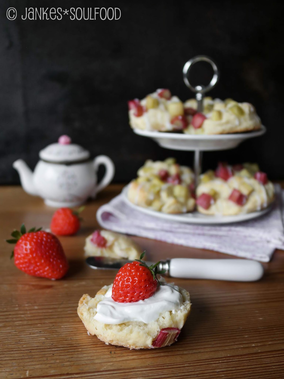 Jankes Seelenschmaus: Buttermilch-Scones mit Rhabarber