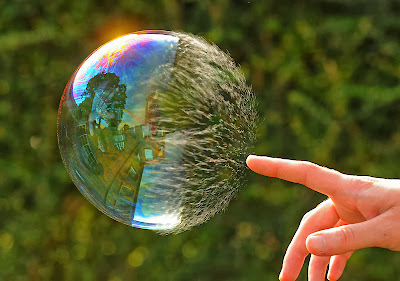 Resultado de imagem para Meninos brincando com bolinhas de sabão