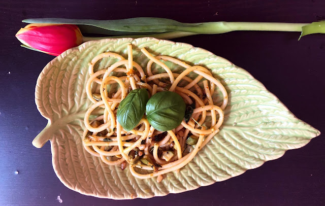 Bucatini con zucchine e fiori di zucca