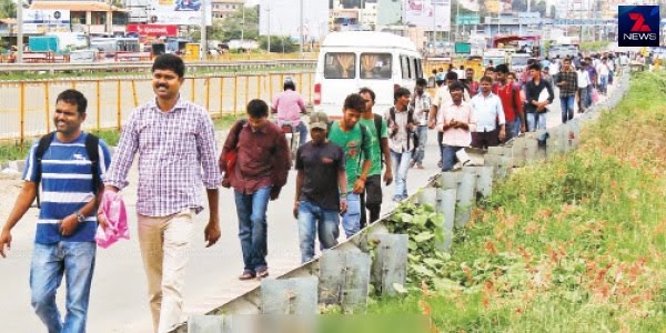 காவிரி பிரச்னையில் கர்நாடகாவில் தொடர் வன்முறை சொந்த ஊர்களுக்கு திரும்பும் தமிழர்கள் காவிரி பிரச்னையில் கர்நாடகாவில் தொடர் வன்முறை சொந்த ஊர்களுக்கு திரும்பும் தமிழர்கள்