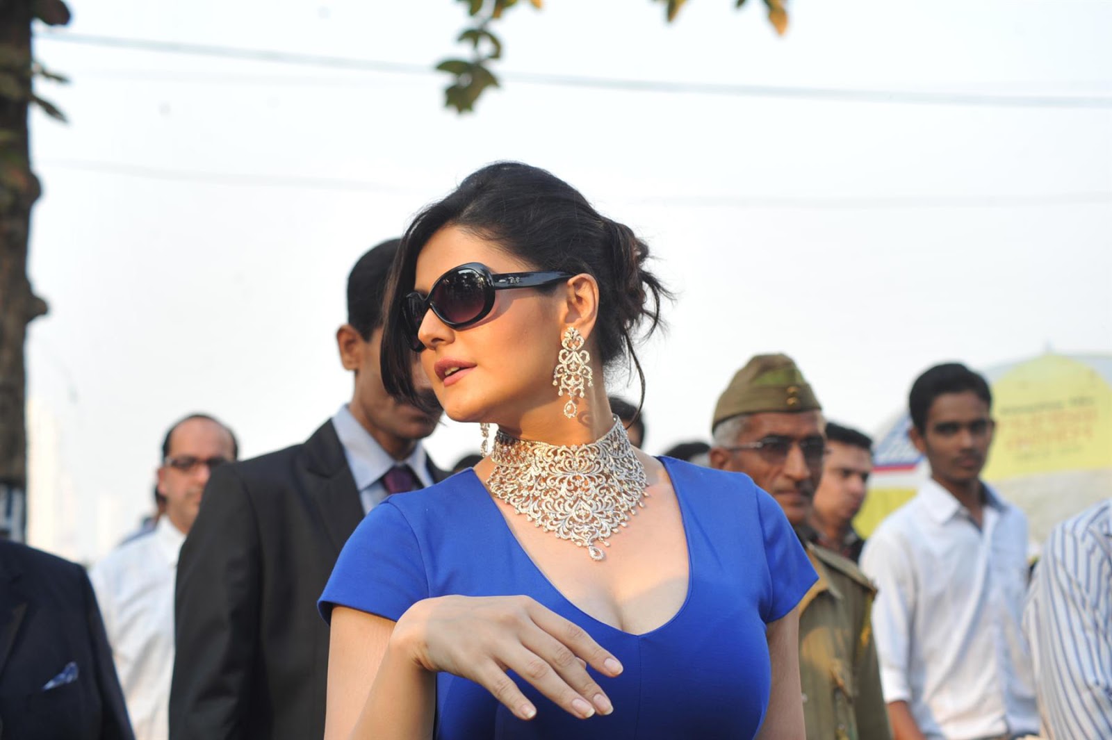 Zarine Khan Sexy In Blue Skirt At The Gitanjali Race Event
