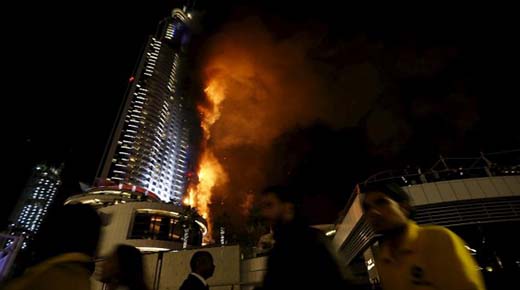 OVNI es visto sobre Dubai poco antes de que un rascacielos sea devorado por el fuego