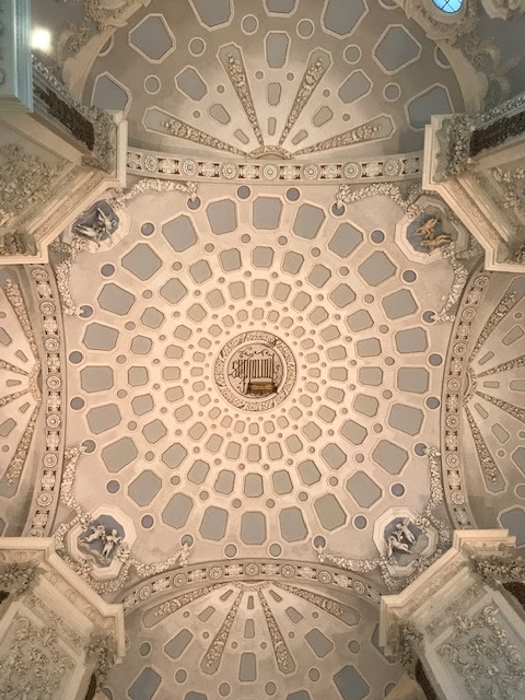 イゾラベッラ（ベッラ島）の宮殿内　高い天井