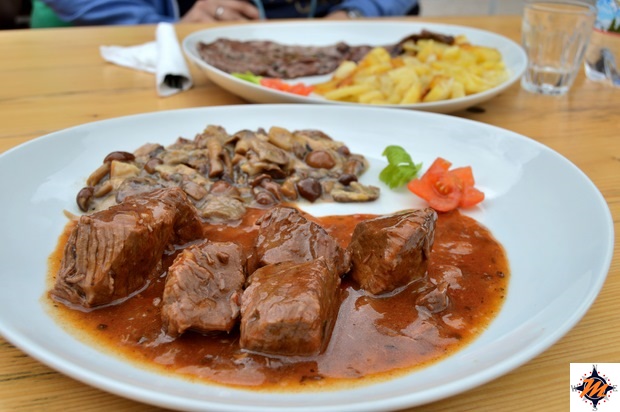 Rifugio Vajolet. Spezzatino di manzo e funghi Rifugio Vajolet. Spezzatino di manzo e funghi
