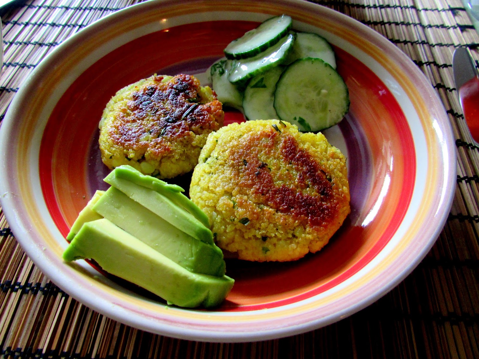 Kartoffel-Couscous-Laibchen mit Gurkensalat - healthy and whole