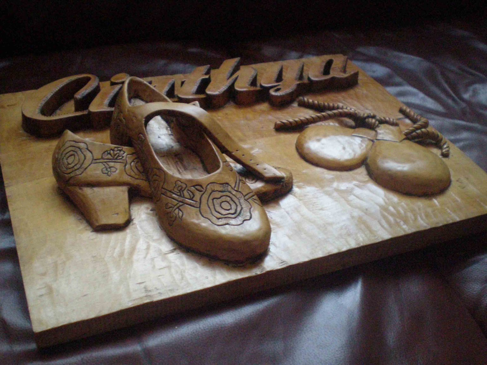 PEDRO EL ARTESANO: TALLA EN MADERA RELIEVE PERSONALIZADAS