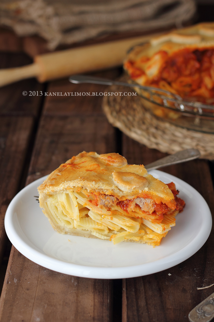 Pastel de pasta con albóndigas