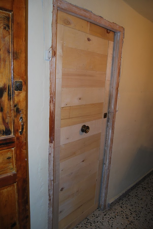 Como he forrado una puerta con madera reciclada