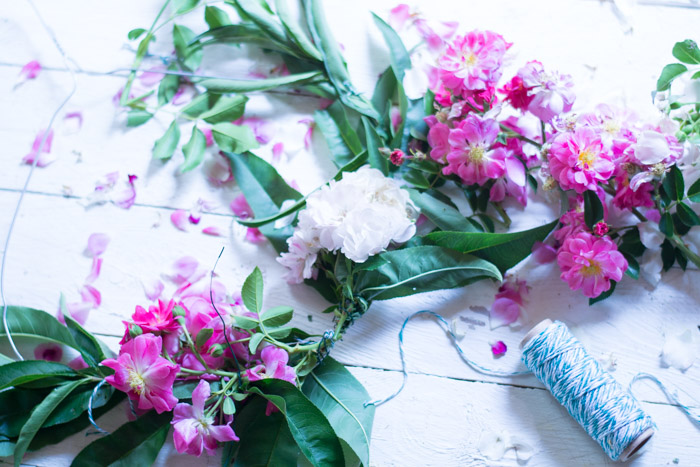 Guirnalda de flores con percha diy