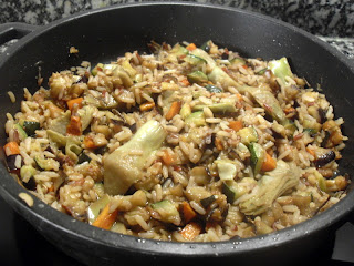 Cocinando el arroz con verduras y alcachofas.