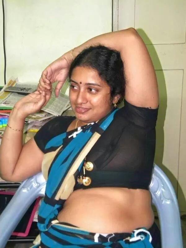 Real Life Aunties saree side view revealing her Tummy and deep navel.