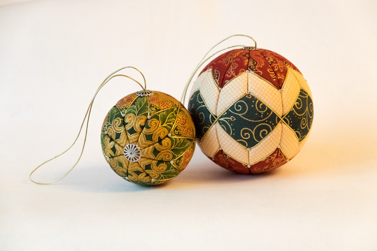 ира новогодние игрушки. новогодние шары разрезные игрушки для детей. игра новогоднее лото для детей. новогоднее лото для детей. игра новогодние шары собрать вместе.