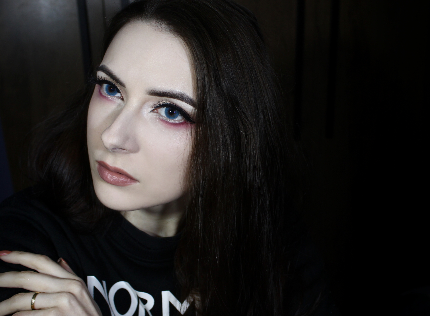blogger Liz Breygel shows a doll-eye makeup look with bright blue eye-enlarging contact lenses