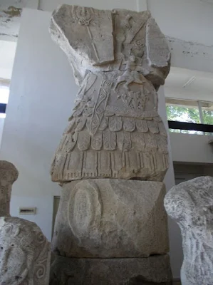 Elementul central al monumentului de la Adamclisi