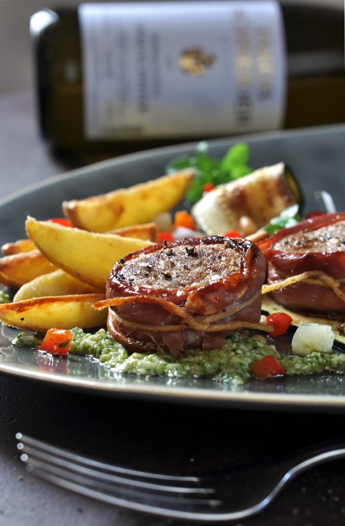Schweinefilet-Medaillons mit Pesto, Zucchini-Paprika-Gemüse und ...