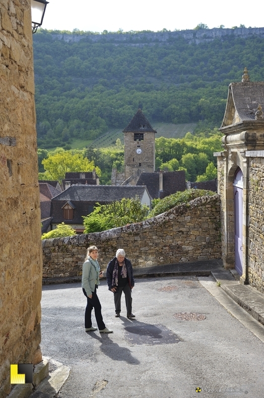 Valérie et Félicienne Blachier visitent les ruelles d'Autoire dans le Lot photo pascal blachier