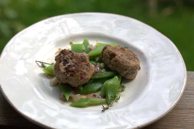 bushcooks kitchen: Lammbitoks mit breiten Bohnen und jungem Knoblauch