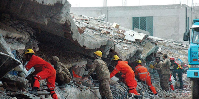 The Big Wobble - LOOK AT THE PICTURES Several-trapped-as-building-collapses-in-Multan-Pakistan-indialivetoday