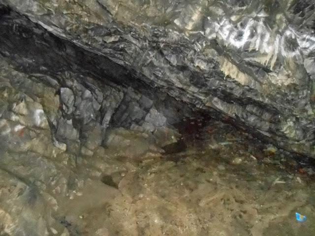 Щель под камнем - вход во второй грот пещеры