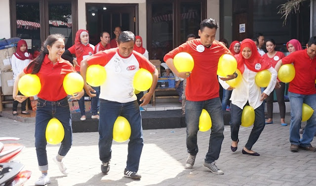 Lomba Memindahkan Balon dengan cara diapit