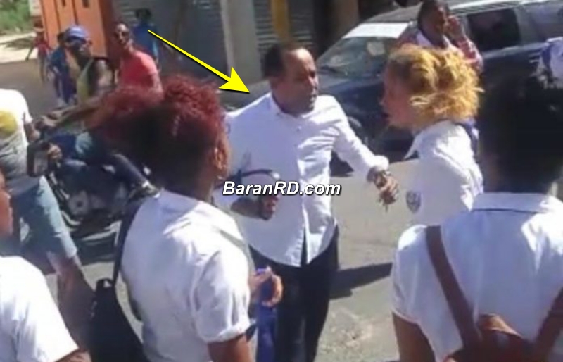 Video: Hombre agrede a correazos a compañera de clases que peleaba con su hija en Santo Domingo Oeste Video: Hombre agrede a correazos a compañera de clases que peleaba con su hija en Santo Domingo Oeste