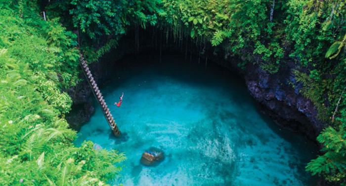 Independent State of Samoa - an island nation located in the South Pacific Ocean. For tourists who love to spend time after study has interesting corners of our planet, here is a great place. Get even, for example, is a picturesque little lake called the To Sua Ocean Trench, located near the National Park in the village of lotus-eaters.