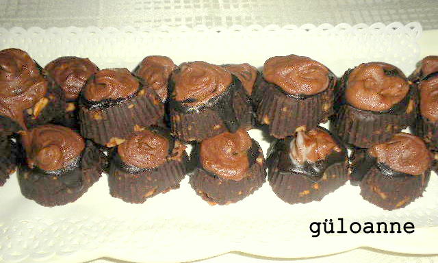 BİSKÜVİLİ ÇİKOLATA SOSLU MİNİK PASTACIKLAR GÜLO ANNE MUTFAKTA