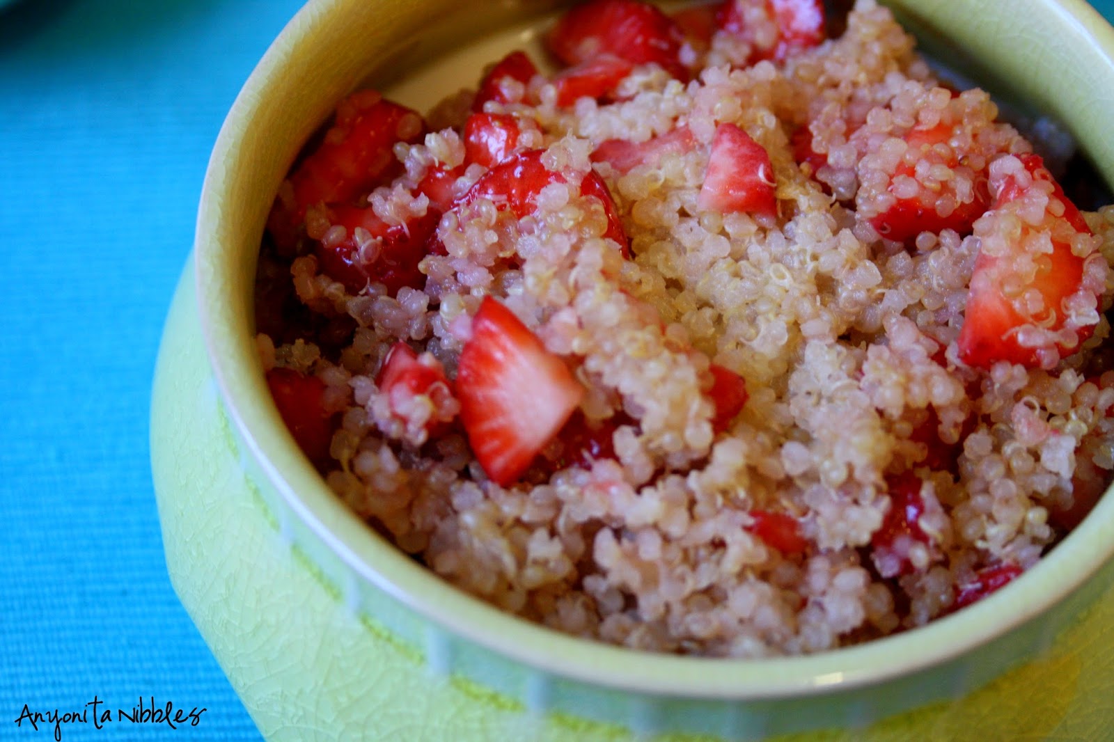 Quinoa with strawberries and milk
