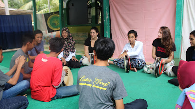 Berkunjung Ke Pituruh, Turis Asal Perancis Belajar Kencreng Khas Purworejo