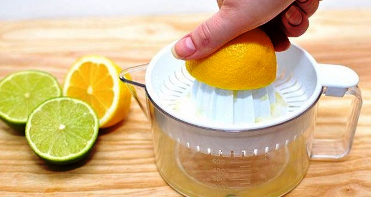 Маска лимонным соком. Лимонный сок для кожи. Выжимаем лимонный сок. Выжать сок лимона. Отжимают сок лимона.
