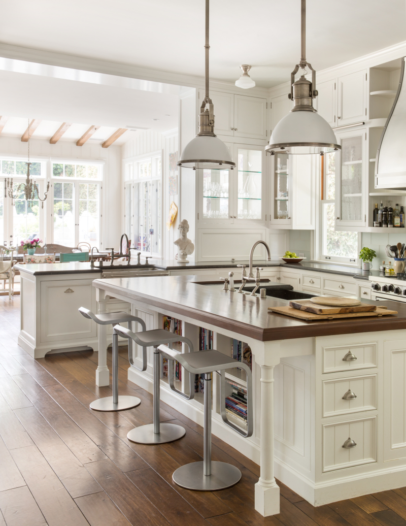 Farmhouse kitchen designed by Steve Giannetti White modern farmhouse kitchen with island and decor by Samantha O'Connor
