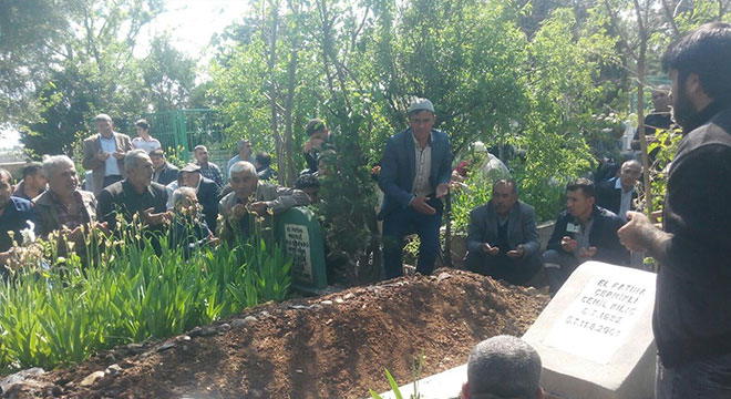 Babam hicrette olan kardeşimin hasretiyle vefat etti Babam hicrette olan kardeşimin hasretiyle vefat etti
