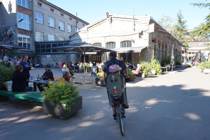Pyöräillen Tallinnassa - Kalamaja Telliskivi Loomelinnak ja puutalot