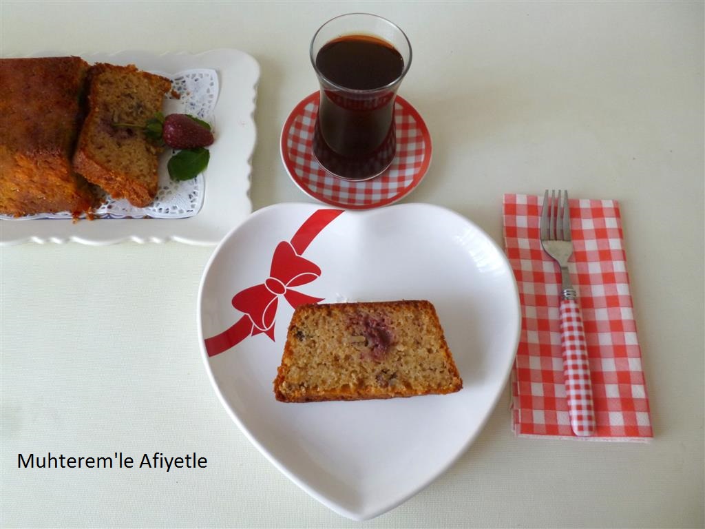 Muhterem�le Afiyetle SİYEZ UNLU ÇİLEKLİ KEK